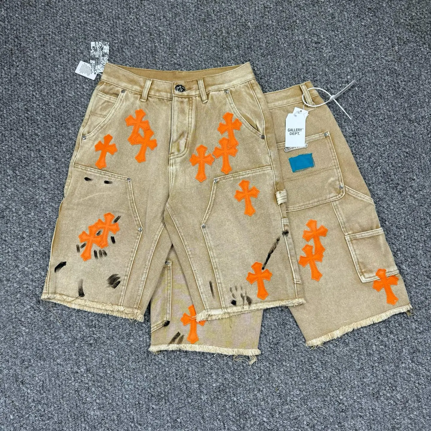 P240 Style No.: H894 GALLERY DEPT. & 𝐂𝐡𝐫𝐨𝐦𝐞 𝐇𝐞𝐚𝐫𝐭 Croxin co-branded ss25 wood splash ink hand-painted stitching multi-pocket micro-flared denim shorts. Styles with different washed textures are very friendly to people with thin legs. The micro-flared version perfectly modifies the leg shape. The timeless and moderate length makes it easy to match and match. It is the basis for various styles and is a must-have in your wardrobe! The fabric is stiff but also makes the upper body soft without losing texture. The washing process is even more perfect. It is a must-have item for everyone! ! ! Washed wheat, tag, pants label, three labels complete Color: Khaki Size: 28-30-32-34-36